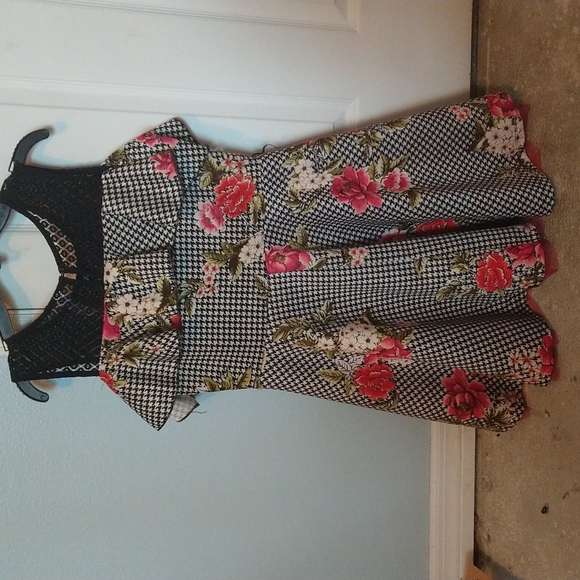 Gingham print dress with flowers - Picture 2 of 2